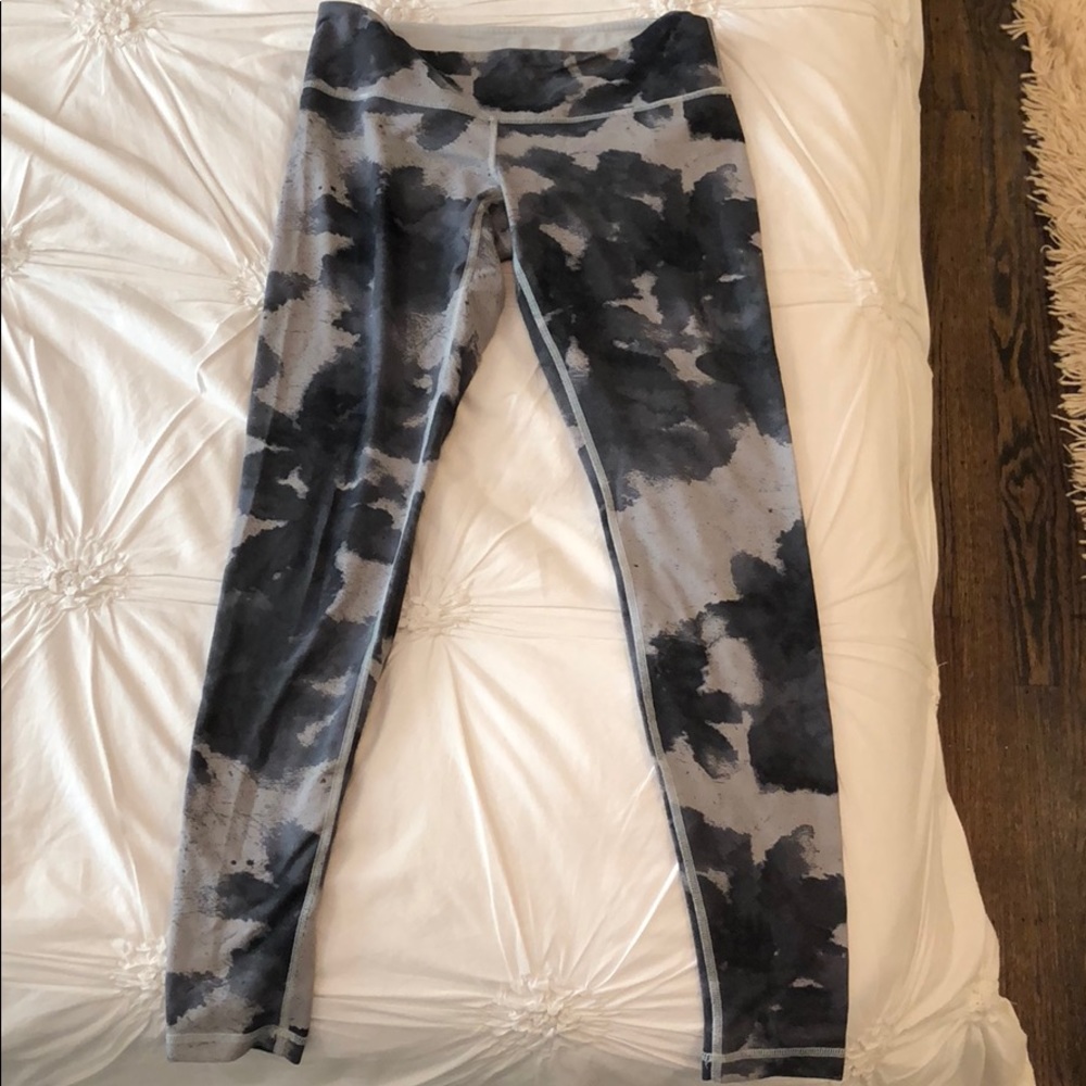 Lululemon Size 8 Grey & Black Patterned Leggings